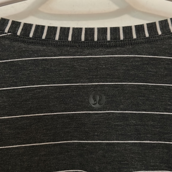 Lululemon Cropped Two Way Striped Loose Crop - Picture 3 of 3